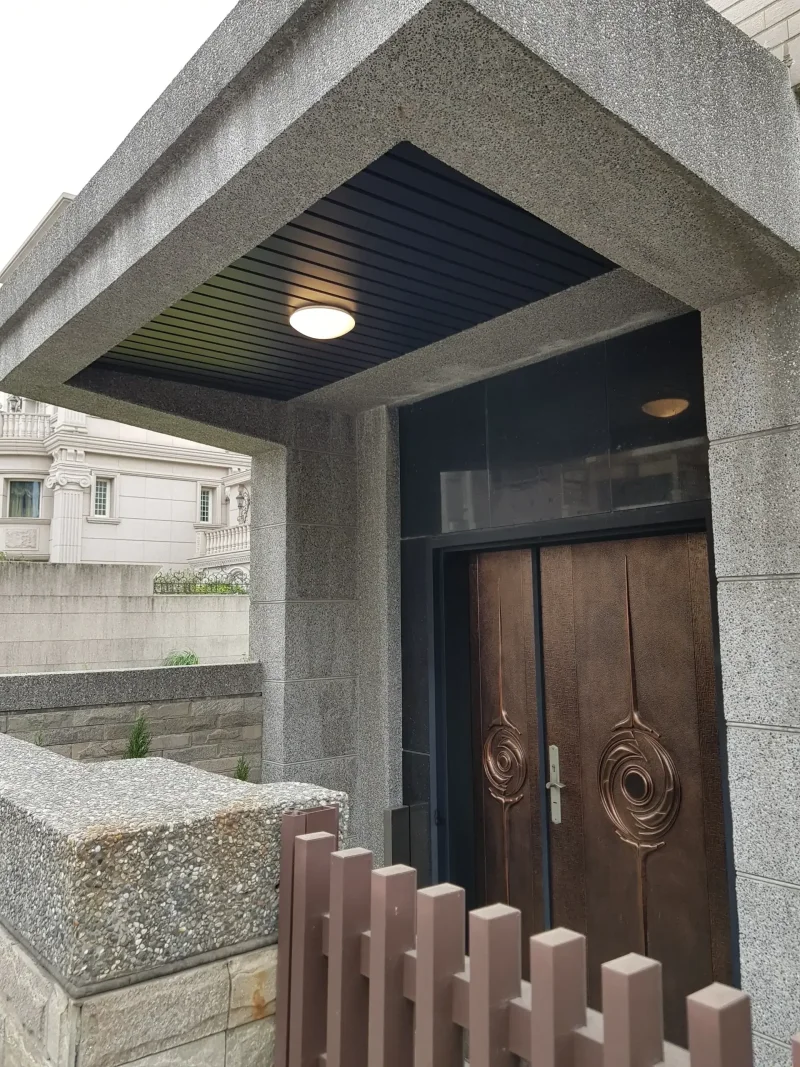 吊頂格柵完工後從門口望向玄關的視角