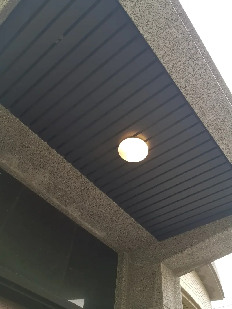 鋁格柵呈現整齊線條的特寫