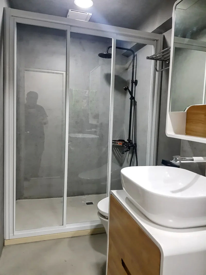 用一樘淋浴拉門提升浴室質感：乾式施工案例紀錄