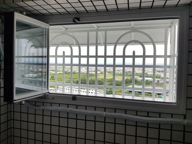 陽台眺景窗開啟狀態，有效改善冷氣室外機散熱