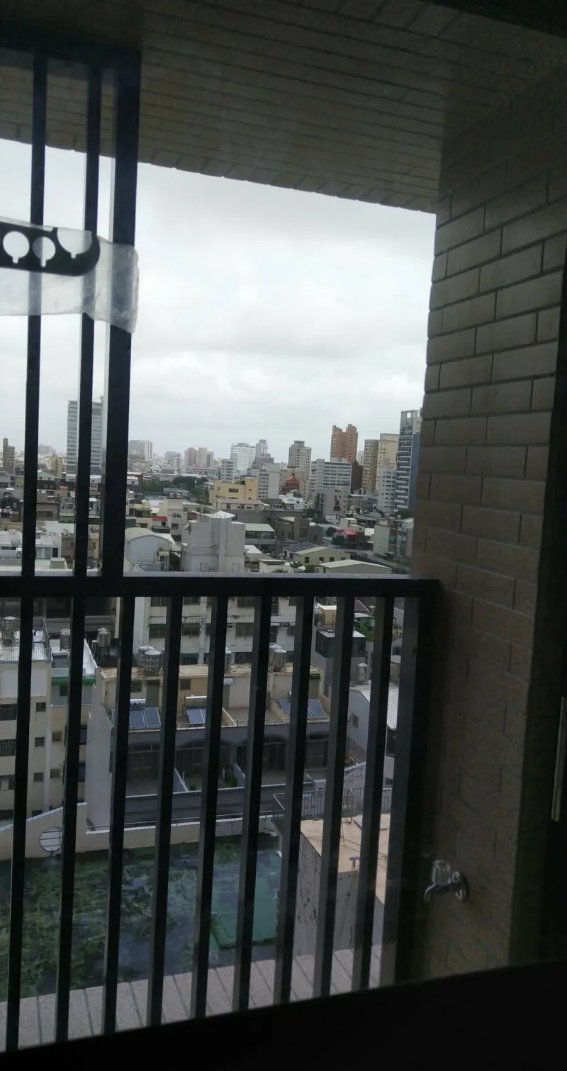 陽台開口過大,視野雖開闊但邊界無防護,給人懸空的不安全感。