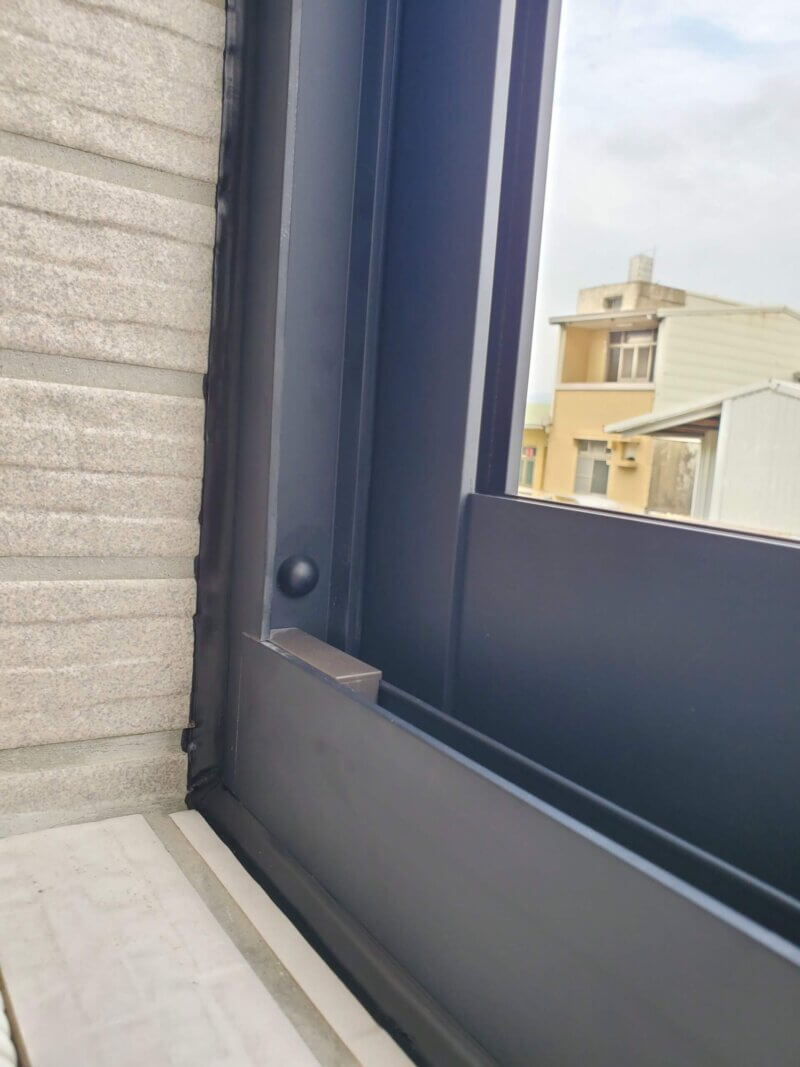 台南新化長青街 家事陽台 氣密窗 矽利康與螺絲修飾細節處理