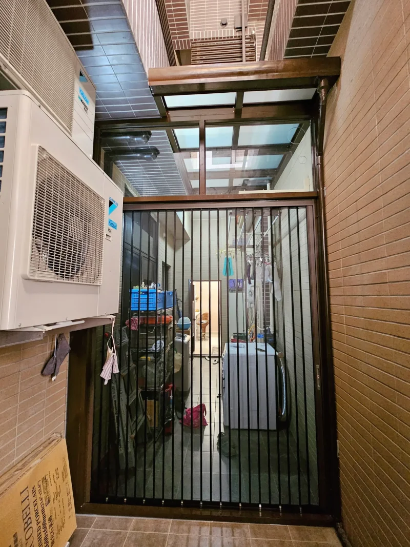 採光罩下方安裝金屬折疊紗門,確保室內外空氣對流。