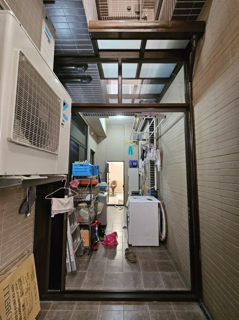 天井後院安裝採光罩,延伸室內空間作為乾爽的洗衣房。