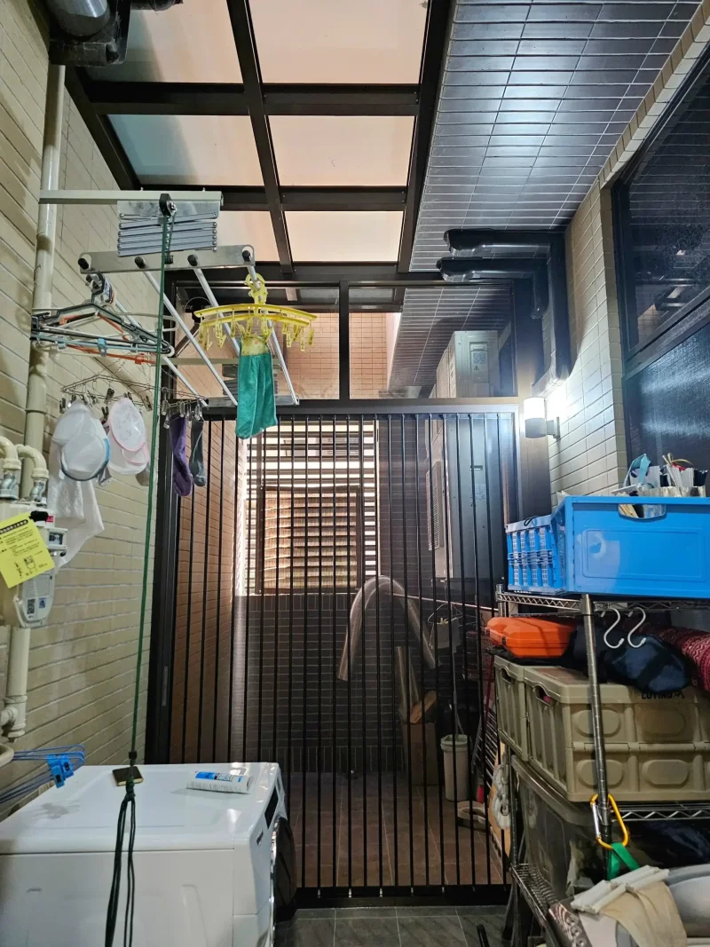 帶有高強度不鏽鋼網的折疊紗門,加強天井微防盜功能