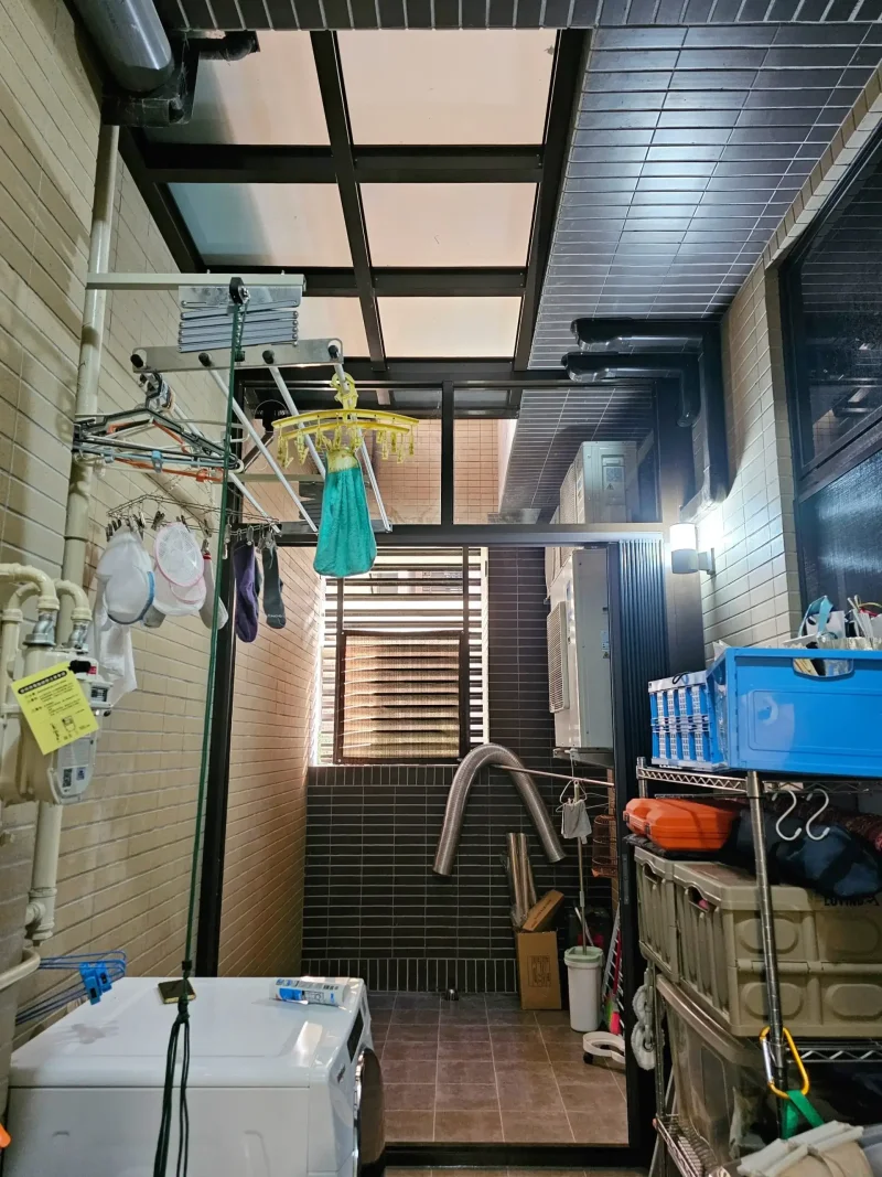 透明採光罩下的天井空間,保持高採光度與戶外感。