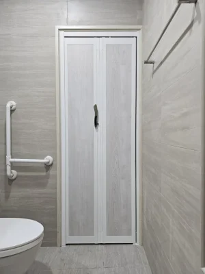 浴廁翻修後折疊門配置