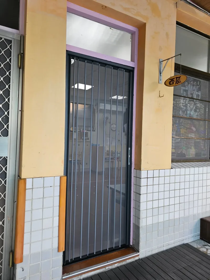 幼兒園後門試裝的金屬折疊紗門效果