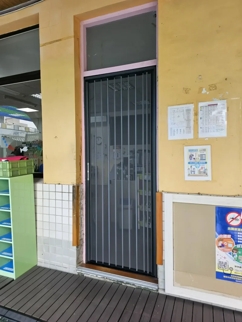 幼兒園教室大門安裝完成的金屬折疊紗門