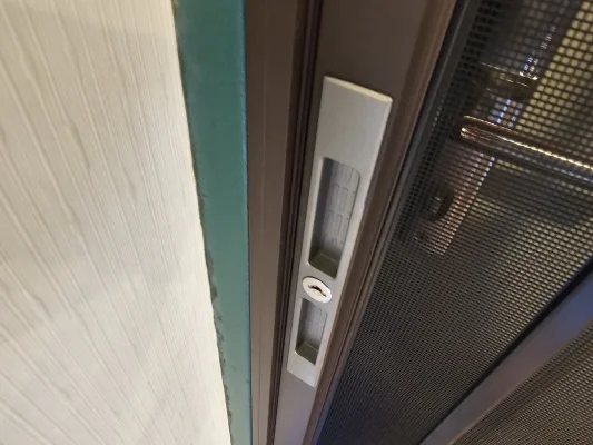 文化翰林社區住戶玄關安裝金屬折疊紗門，收合不佔空間