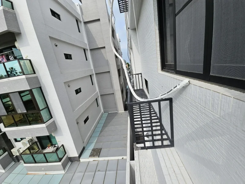 陽台邊緣安裝好的空調護欄，確保維修人員安全
