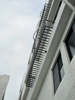 客戶住宅外牆新設置的空調防墜護欄