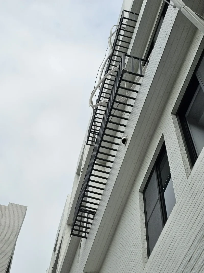 客戶住宅外牆新設置的空調防墜護欄