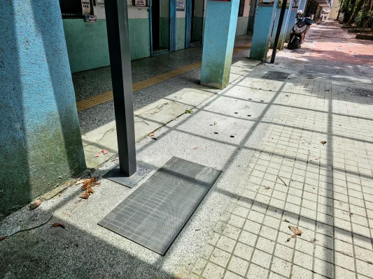 高強度不鏽鋼沖孔水溝蓋網孔徑均勻，有效阻擋病媒蚊進入