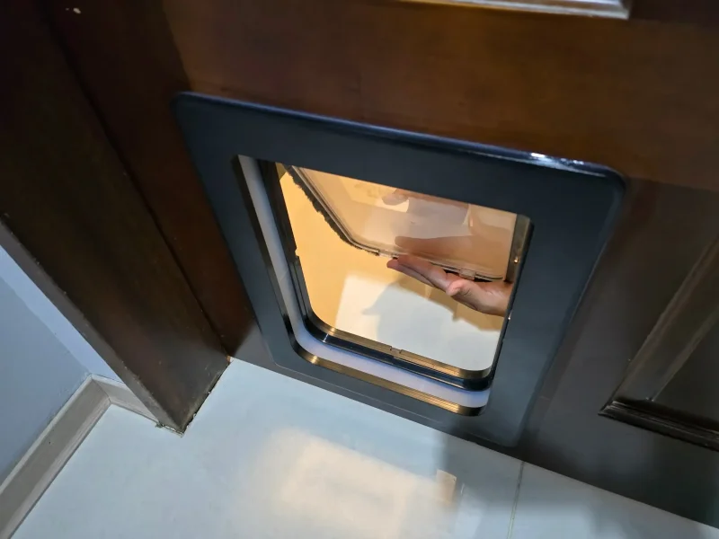 防刮耐用的塑膠材質貓門特寫