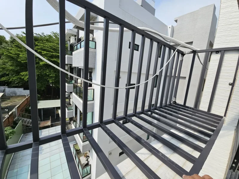 空調護欄固定於牆面，確保空調維修作業安全