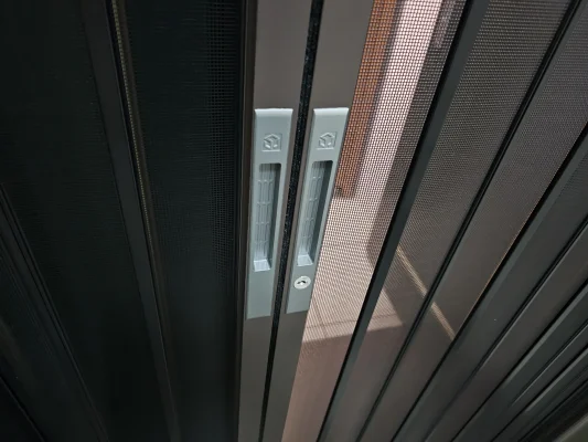 鋁合金沖孔網金屬折疊紗門細節特寫，堅固耐用