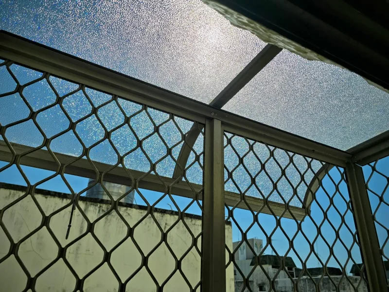 採光罩修繕完成後，窗戶明亮清晰