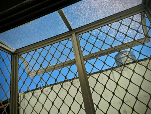 換新後完整無損的透明採光罩