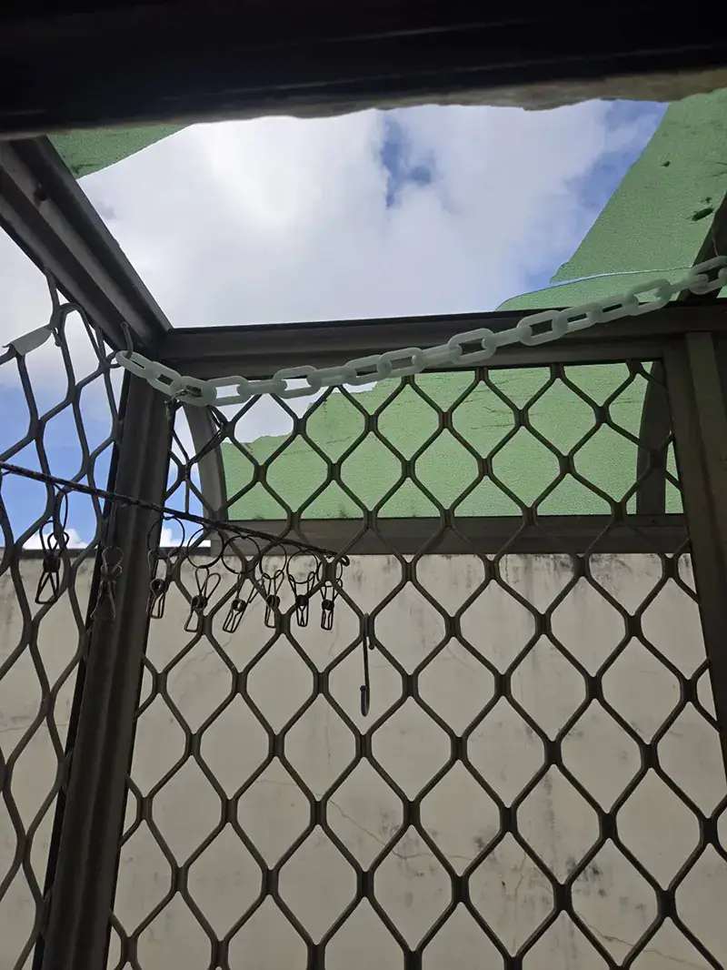 老房子五樓採光罩破裂待修的現場