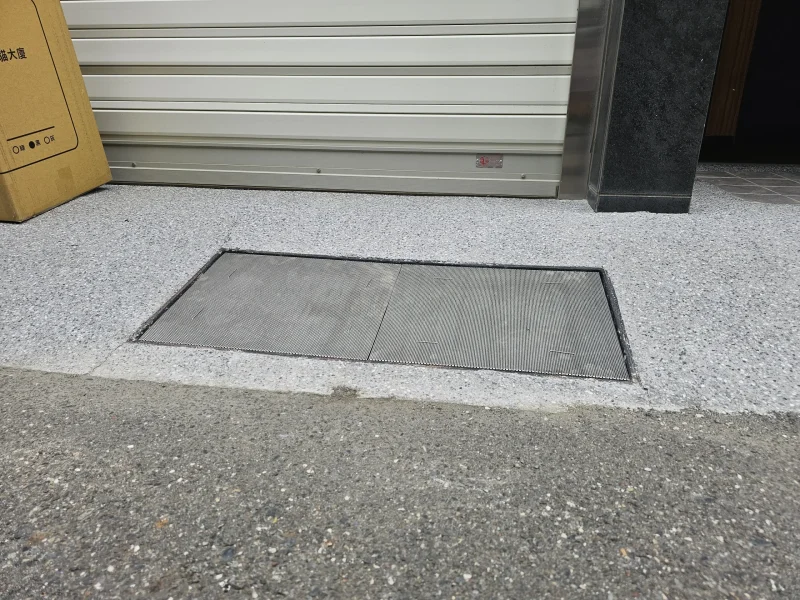 兩片並排的鑄鐵水溝蓋安裝獨立高強度防蚊網