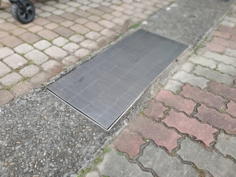 文元國小校園內完成安裝的防蚊不鏽鋼水溝蓋網