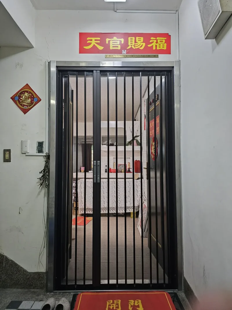 鋁合金沖孔網金屬摺疊紗門細節拍攝，堅固耐用