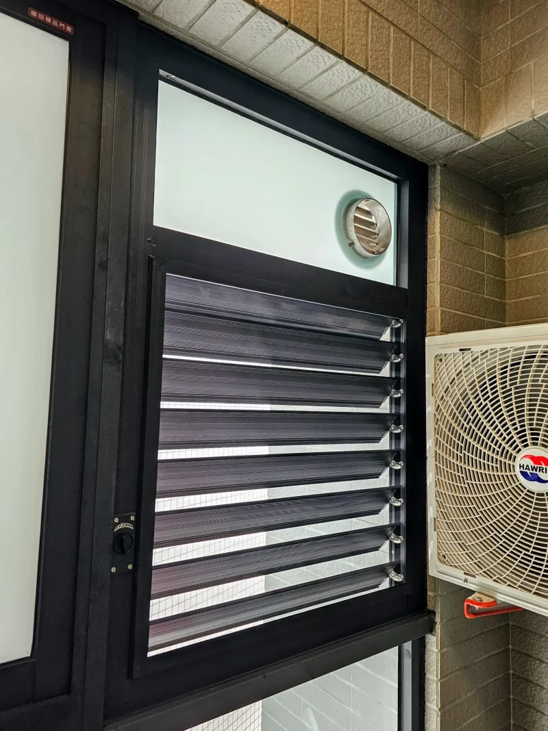 百葉窗的功能 → 除了造型美觀，更重要的是幫助冷氣室外機散熱，確保效能與壽命。