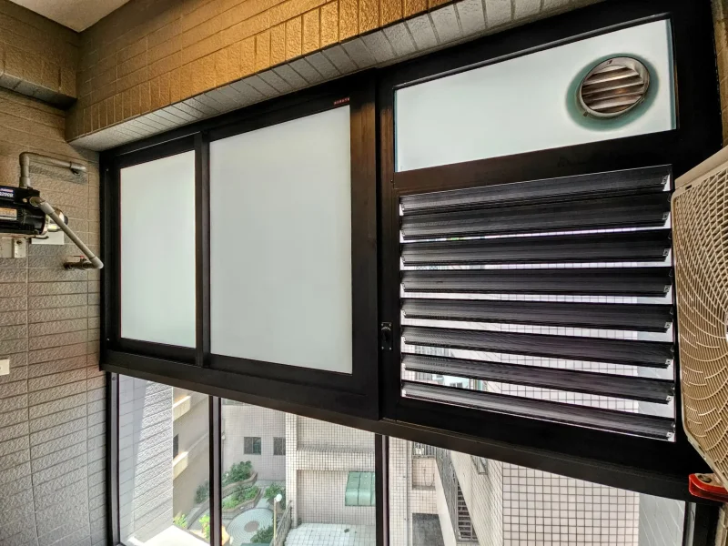 陽台封窗需求背景 → 客戶希望兼顧隱私、採光與空間使用性。