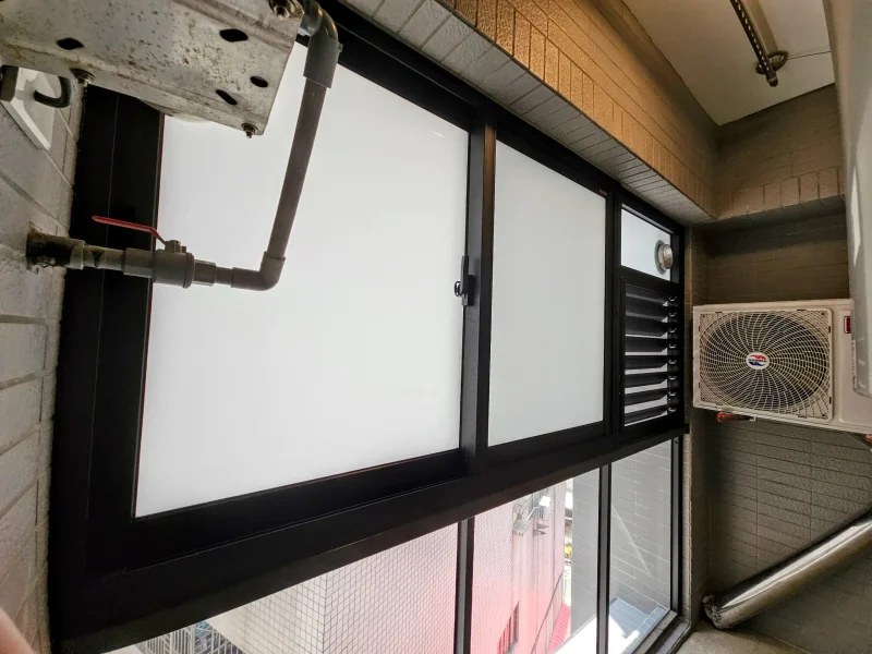 橫拉窗設計 → 採用夾白膜玻璃，達到隱私與明亮感的平衡。