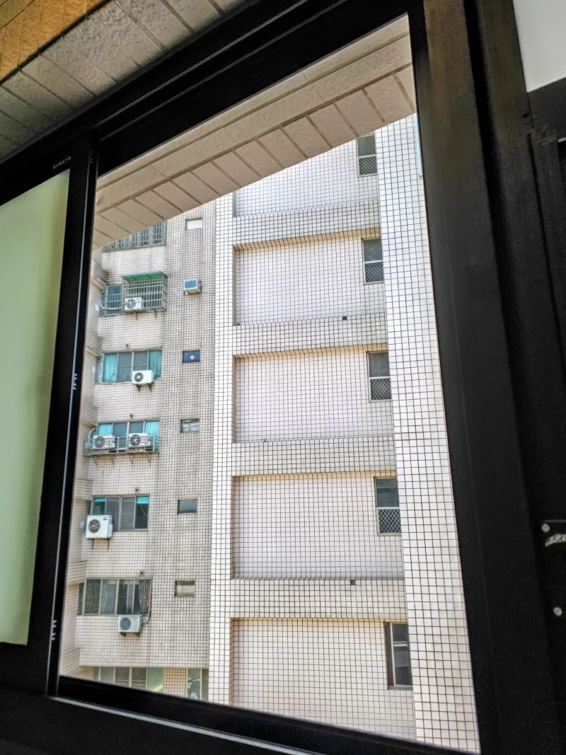 日本NBC天網S安裝於陽台橫拉窗，阻隔灰塵同時保持通風