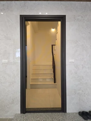 隨處定位捲軸紗門安裝完成效果，線條簡潔大方