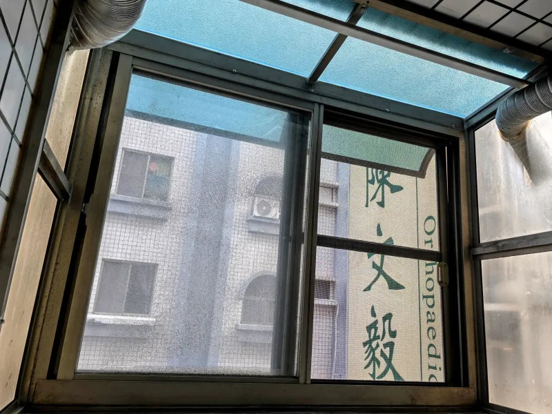 新安裝的透明PC板雨遮效果