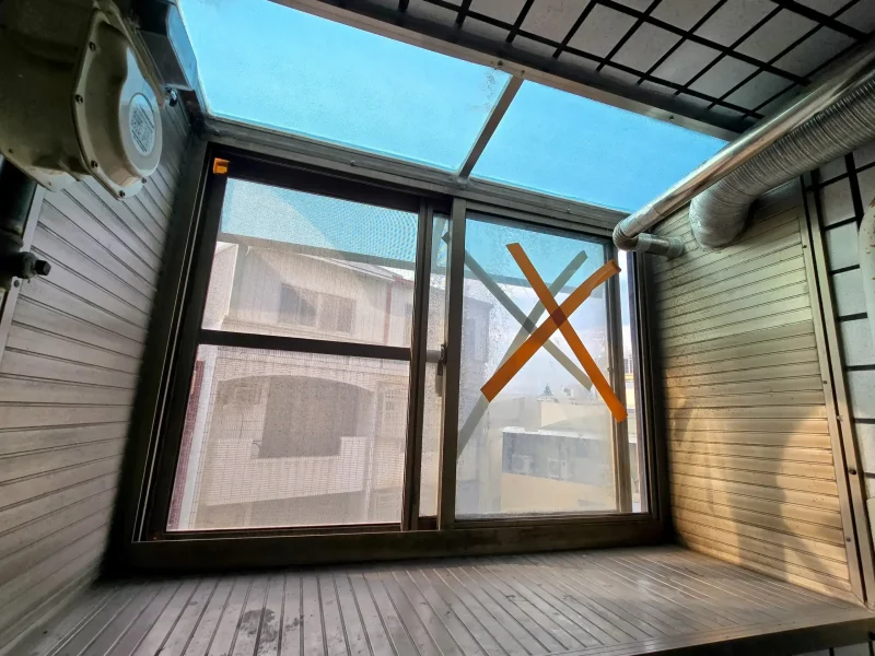 完工後陽台採光罩板材平整、穩固效果