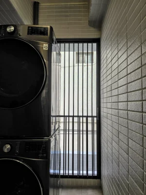 家事陽台欄杆邊上加裝金屬摺疊紗門，兼具通風與防護效果