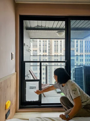 毛孩在陽台與室內之間穿梭的專屬通道