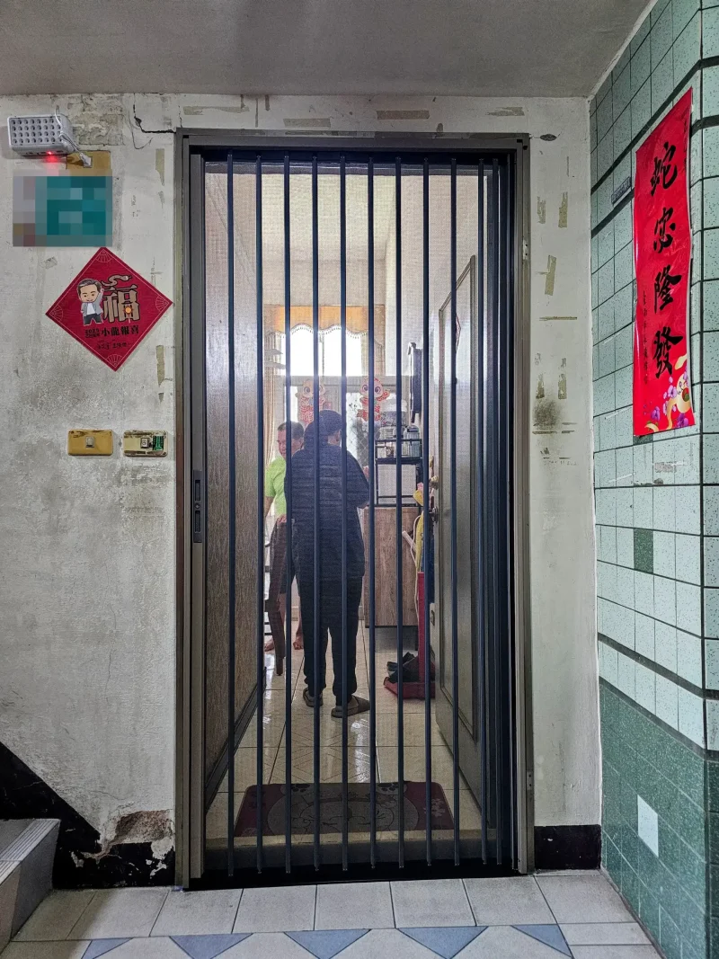 台南仁德園中園大廈住戶安裝金屬摺疊紗門案例