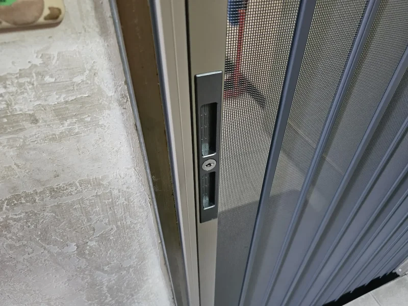 鋁合金沖孔網金屬摺疊紗門細部特寫