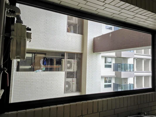 好室科技專業施工後的陽台定位捲紗，紗網與窗框完美密合，收邊平整乾淨，沒有外露的螺絲或多餘的框料