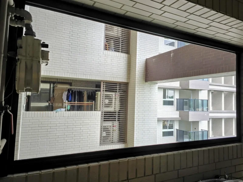 好室科技專業施工後的陽台定位捲紗,紗網與窗框完美密合,收邊平整乾淨,沒有外露的螺絲或多餘的框料