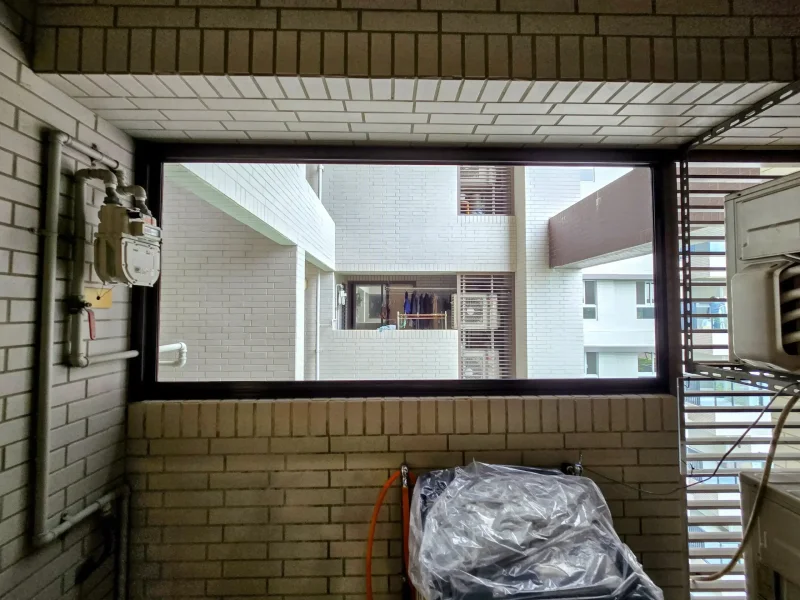 一扇設計簡約、拉起後完全隱藏的捲軸紗窗,呈現其不佔空間、不影響視野的優點