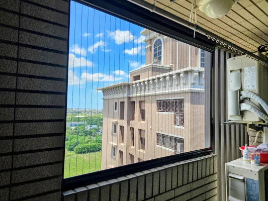 桃園高樓陽台安裝捲軸紗窗，隱形鐵窗與紗窗完美結合。