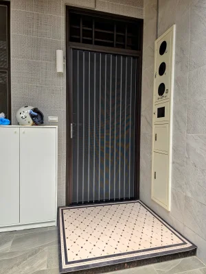 開放式停車空間玄關安裝金屬折疊紗門實景