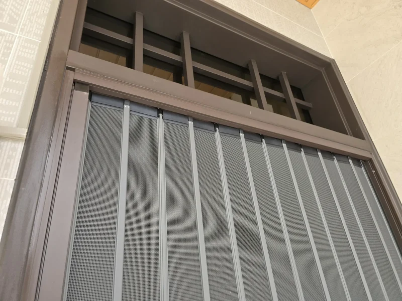 鋁合金材質金屬折疊紗門特寫