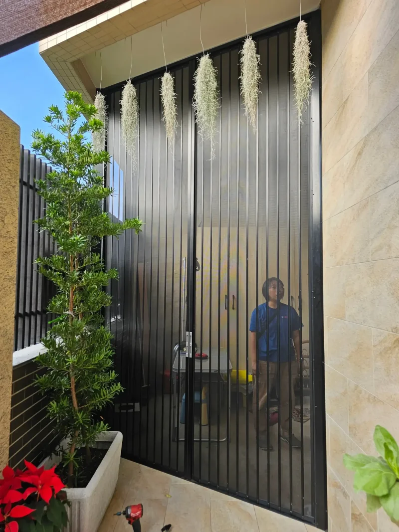 堅固鋁合金框架的折疊紗門,作為落地窗外側的第二道防線