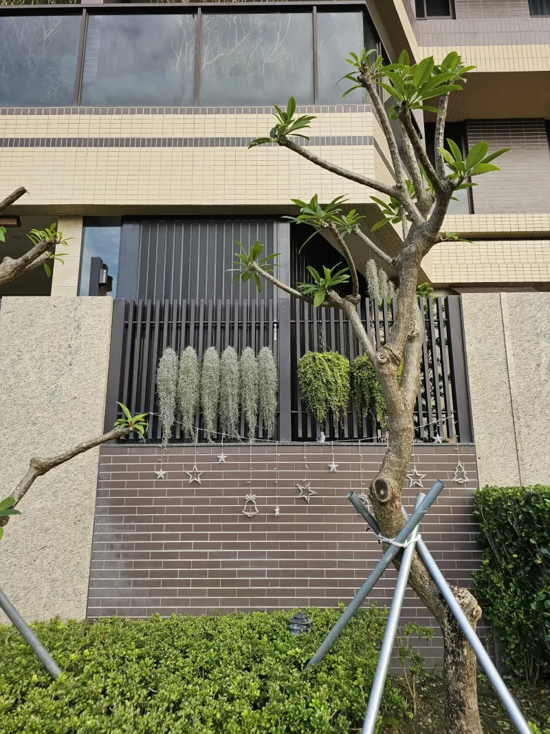 一樓前庭安裝高強度不鏽鋼網折疊紗門,強化居家防盜安全