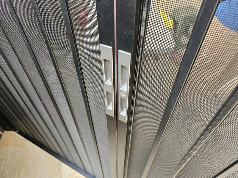 防割裂鋁合金沖孔網,有效嚇阻宵小的微防盜折疊紗門