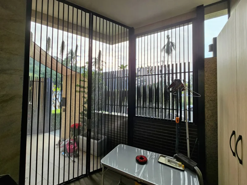 適用於大門口和落地窗的特寬幅金屬折疊防蚊紗門