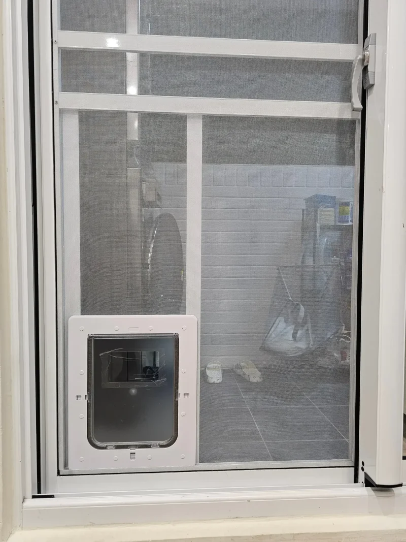 白色紗門上的寵物門安裝完成圖