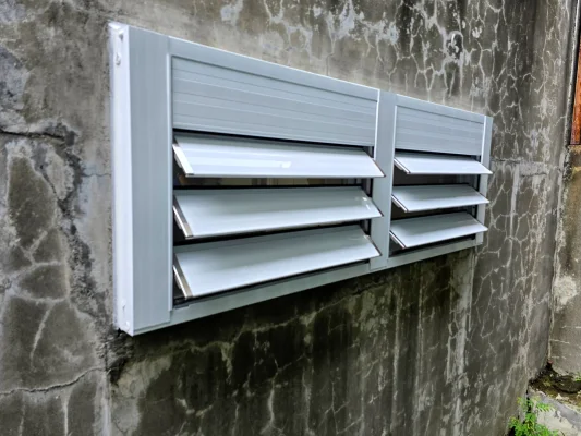 百葉窗的防盜結構特寫，無需鐵窗也能保障安全